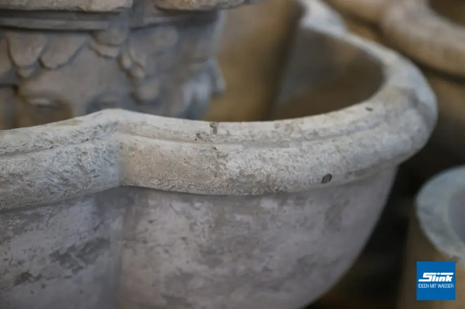Springbrunnen in Säulenform mit Vierjahreszeitn-Gesichtern - für verträumte Gärten und alte Herrenhäuser.