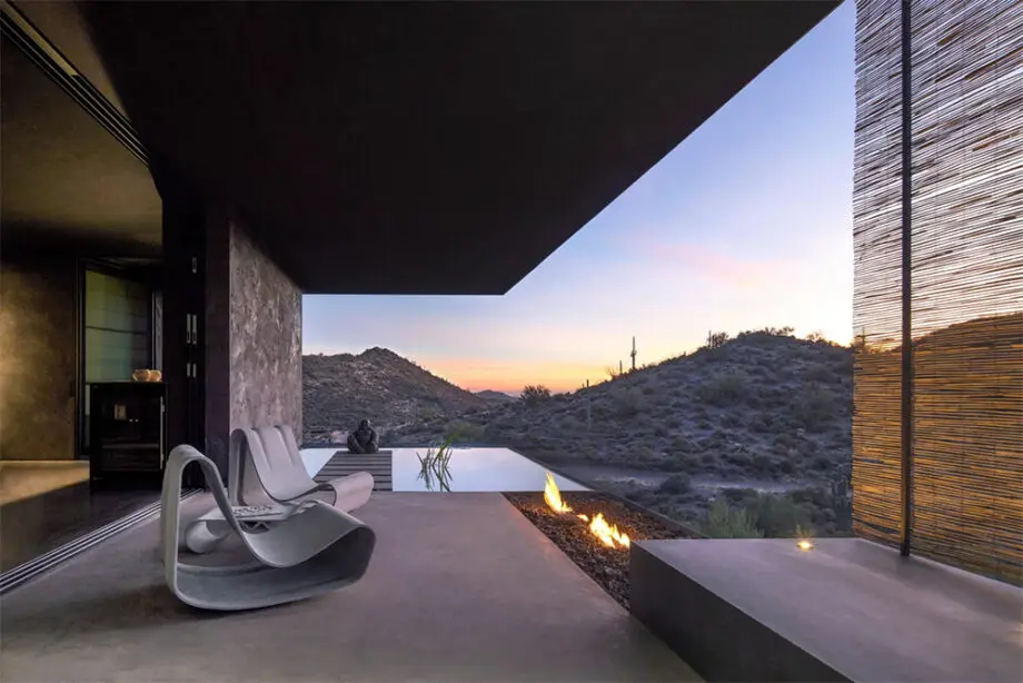 Guhl Sessel (Loop Chair) aus Faserzement in einem modernen Garten, umgeben von Gräsern und minimalistischer Landschaftsgestaltung.
