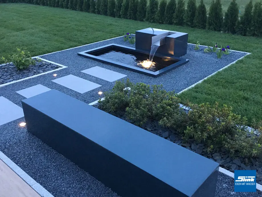 Designer-Gartenwasserfall in moderner Form mit großem, rechteckigen GFK-Wasserbecken