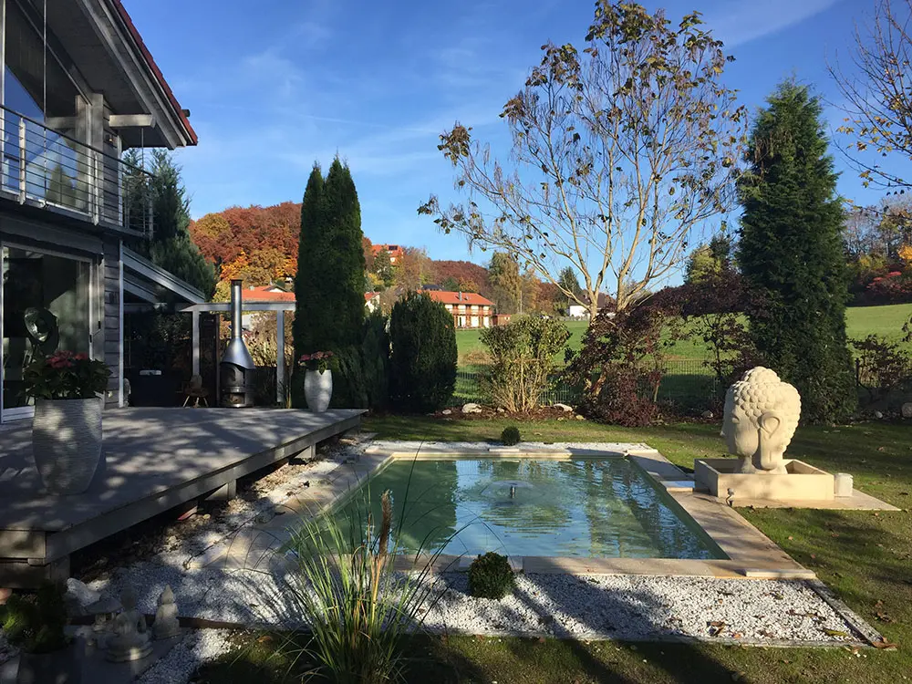 Großes rechteckiges Wasserbecken GFK Teich formal angelegt Japan Buddhastatue
