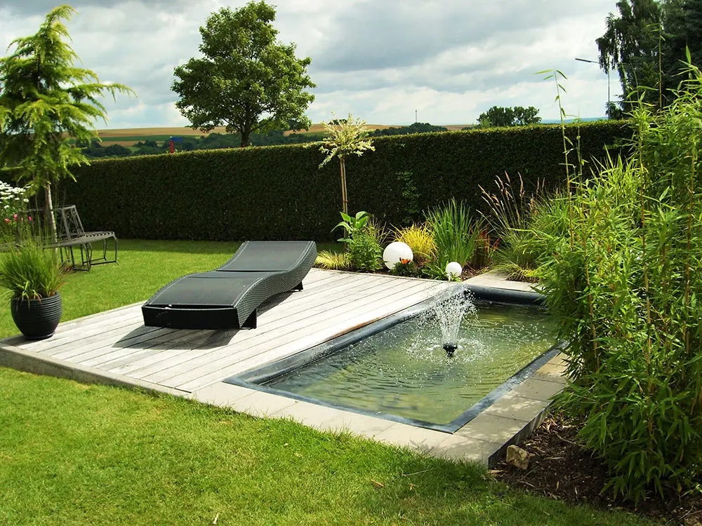 Rechteckbecken Miniteich Garten mit Wasserspiel Platz am Wasser Idee mit Terrasse und Gartenliege