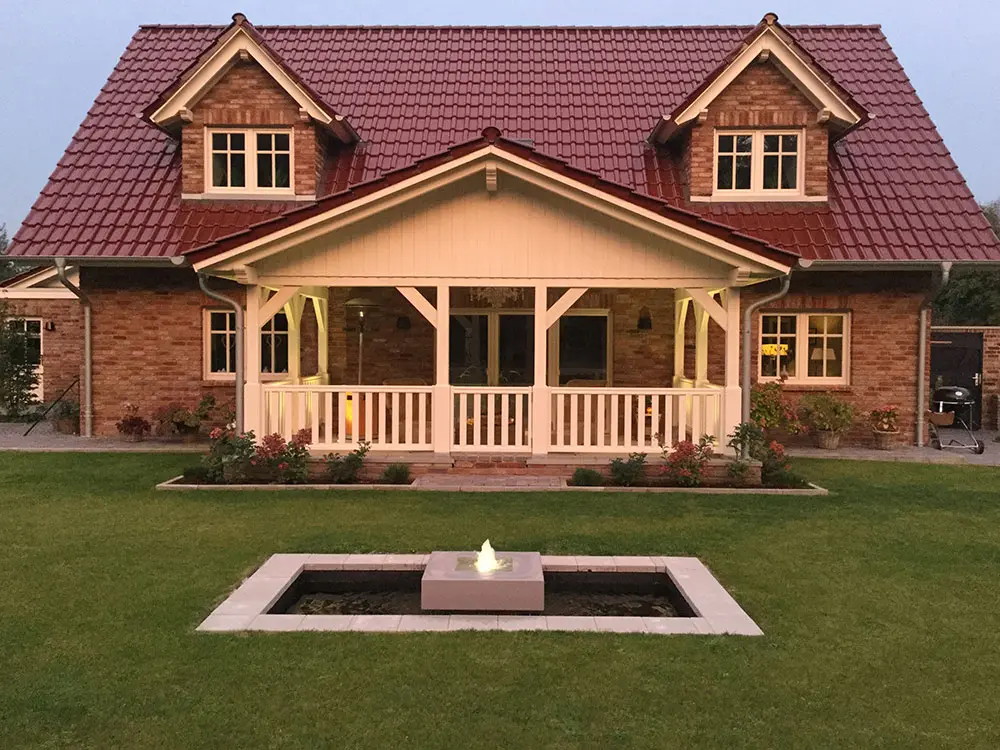 Designerbrunnen vor Einfamilienhaus Wasserbecken Gartenbrunnen beleuchtet
