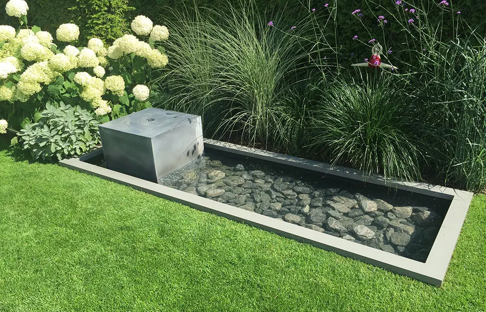 Teichbecken in Beet mit Brunnen aus Zink Garten_Brunnen Design schöne Idee mit Wasser im Garten
