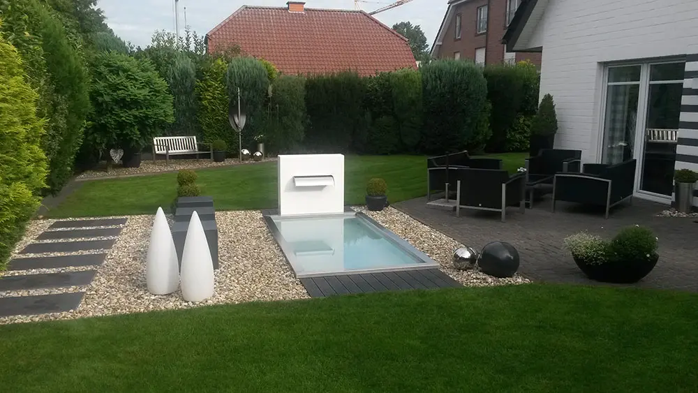 Garten-Wasserfall mit großem Wasserbecken moderne Idee mit Wasser im Garten Gartenbrunnen-Ideen