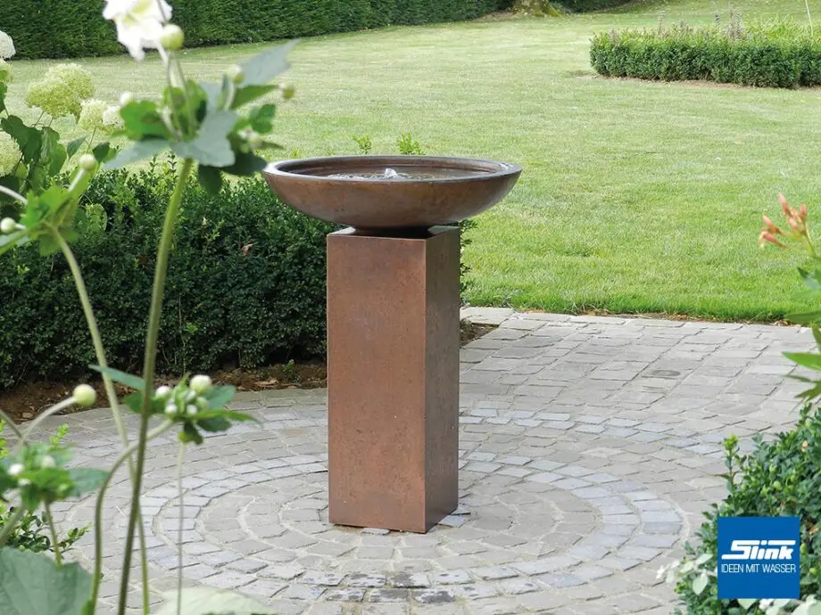 Säulenbrunnen aus Kupfer, Gartenideen, Ambiente für Terrasse und Balkon, Wasserschale auf der Terrasse, schöne Springbrunnen Ideen