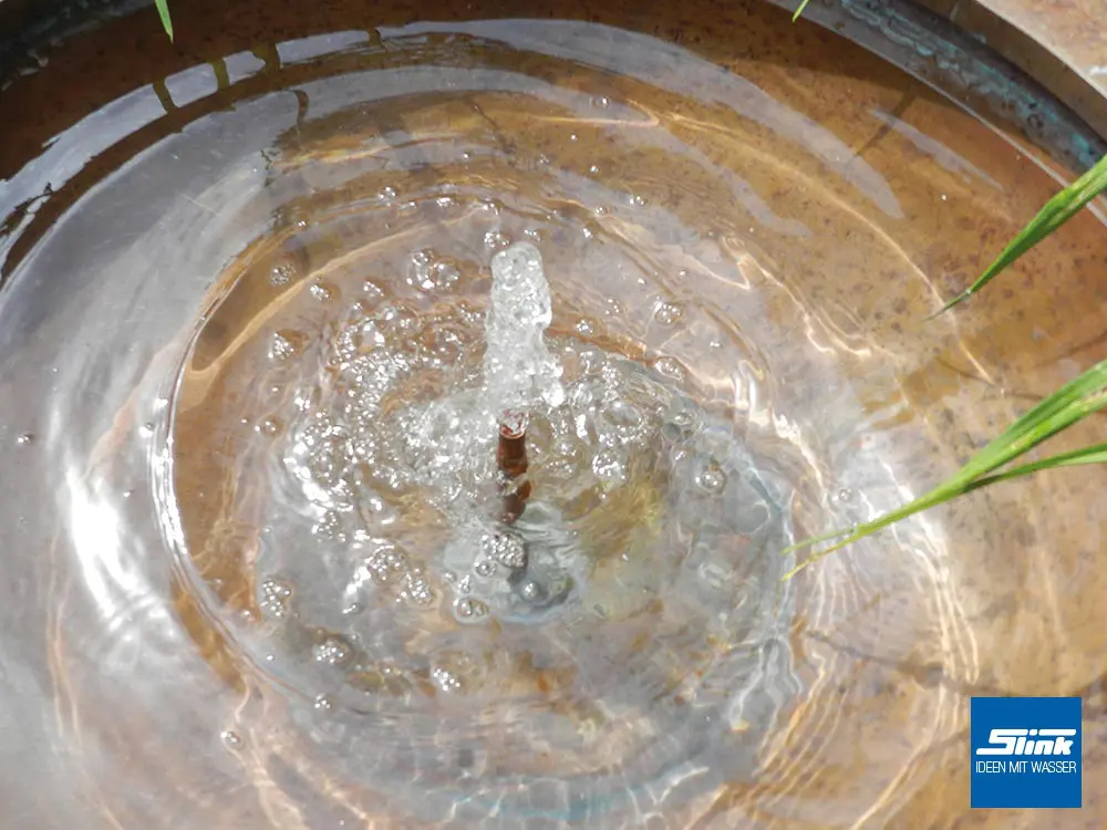 Kupfer-Wasserschale, Zen-Brunnen, japanischer Garten mit Wasserspiel, edler Springbrunnen mit Fontäne in Schale
