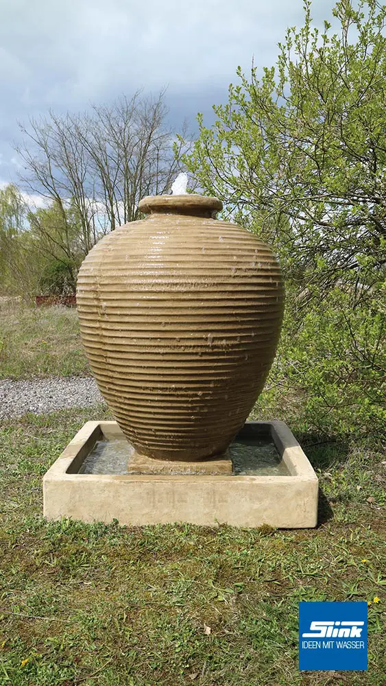 Brunnen mit geriffelter Oberfläche, Amphorenbrunnen, Krugbrunnen, asiatischer Gartenspringbrunnen, Zierbrunnen hell mit Becken, Wasserquell
