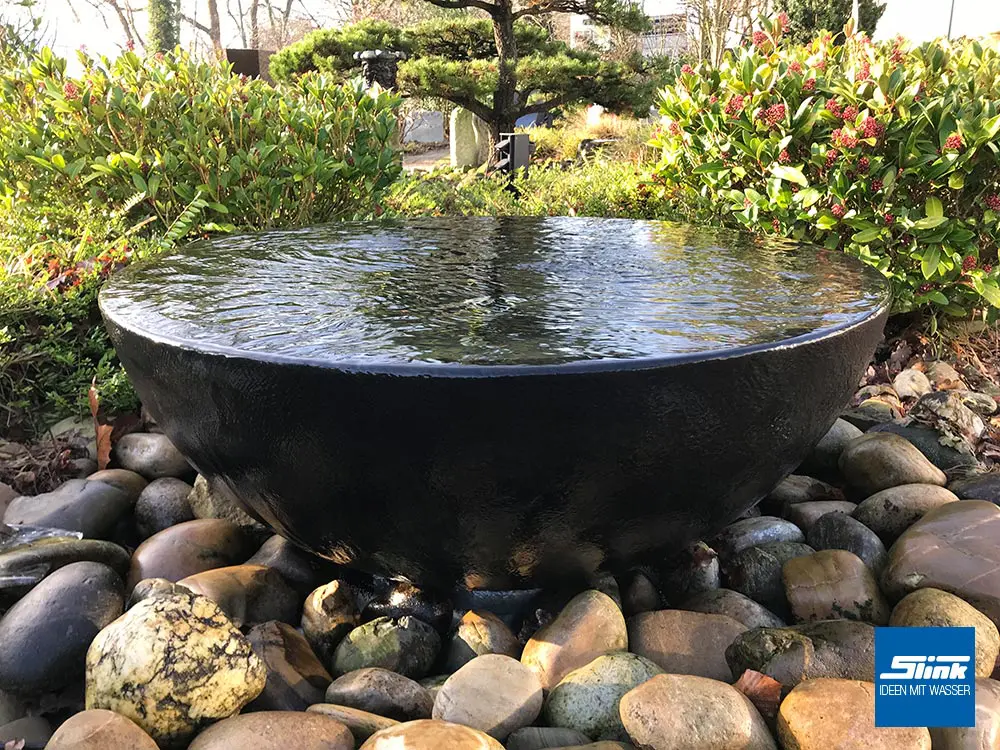 Wasserschale anthrazit, Betonrunnen. betonoptik, reduziertes Design, Gartendesign, Designerbrunnen, Wasserspiel, Sprudelschale Garten, schlichter Brunnen grau
