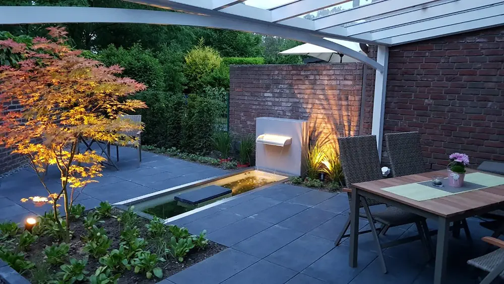 Architektonisches Gartenbecken mit Terrassen-Wasserfall in durchdachter Gartengestaltung