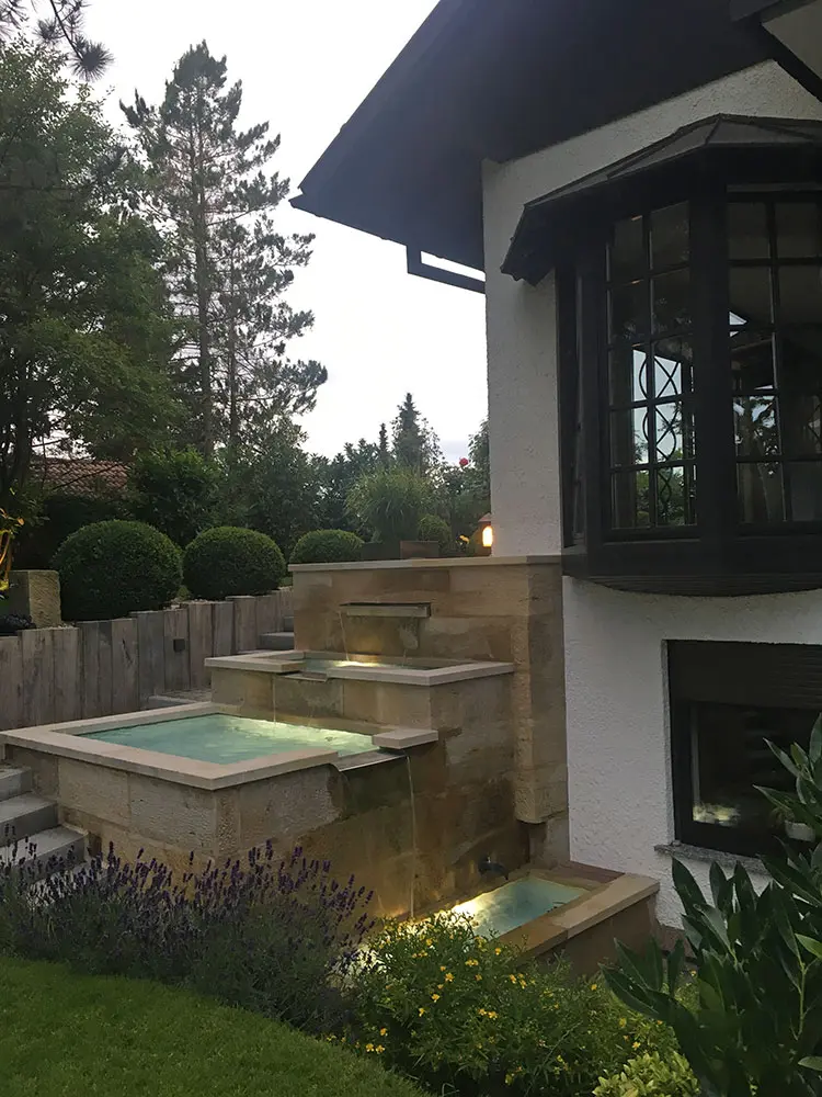 Wasserfall, Garten; Kaskade, Wasserlauf, Hauswand, Bauteil, DIY, Teichbecken, Wasserbecken, Gartenbrunnen