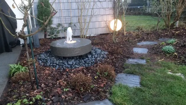 Gartenbrunnen, Springbrunnen, Steinbrunnen, Mühlsteinbrunnen, Bauernbrunnen