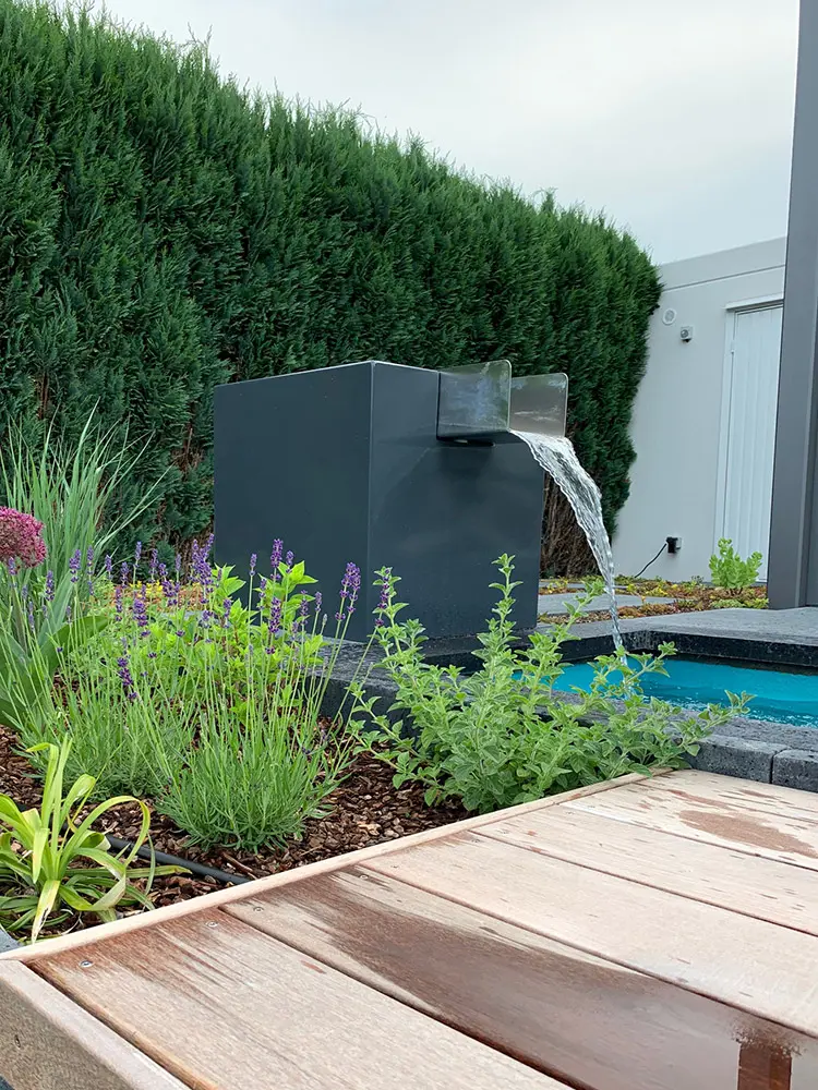 Garten-Wasserfall, Gartenbrunnen, Aluminiumbrunnen, Design, moderne Gartengestaltung, Trend 2020