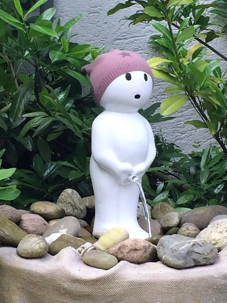Zierbrunnen, Manneken Pis, Brüssel; modern, Designerbrunnen, witzig, weiß, Gartenbrunnen
