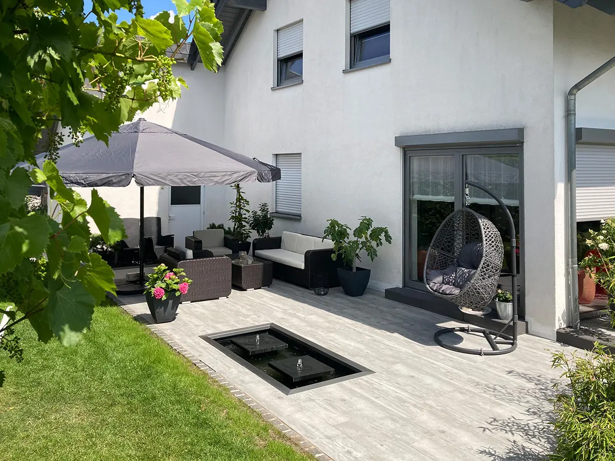 Gartenbrunnen in GFK-Rechteckbecken, Quellsteine, Wassertisch, Terrassenbrunnen, Gartendesign, Wasser im Garten, Referenz