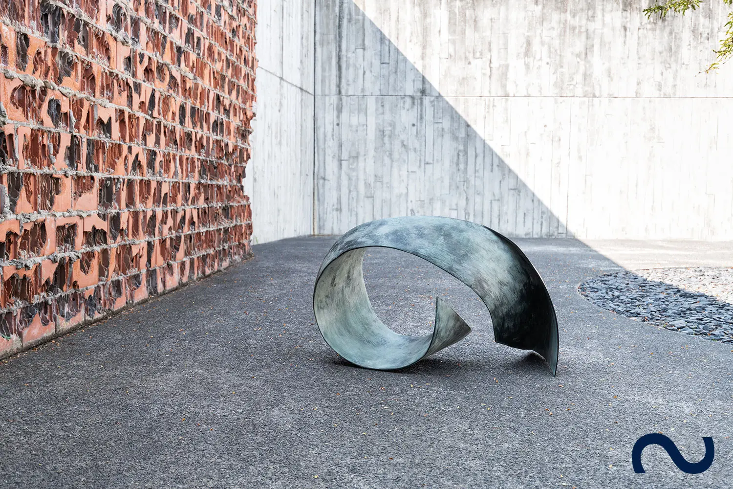 Slink Bronzeskulptur Gartenbronze Kunst Figur Design abstrakt Ocean-Wave-by-Vera-Borghgraef