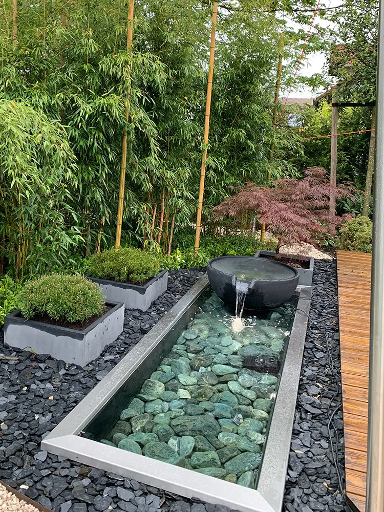 Wasserfallschale Cup mit formalem Becken und Beckenrandabdeckung