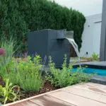 Garten-Wasserfall, Gartenbrunnen, Aluminiumbrunnen, Design, moderne Gartengestaltung, Trend 2020