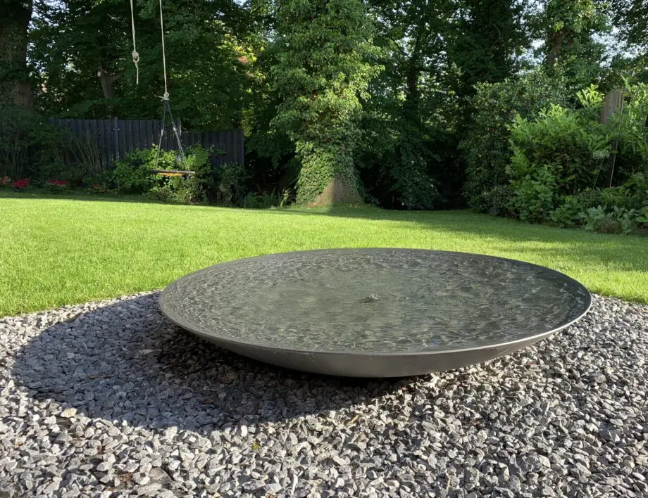 Große Wasserschale als Springbrunnen im Garten