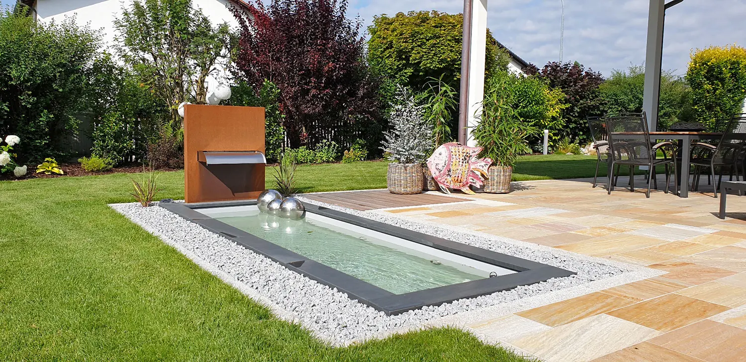 Cortenstahl-Wasserfall mit architektonischem Wasserbecken aus GFK