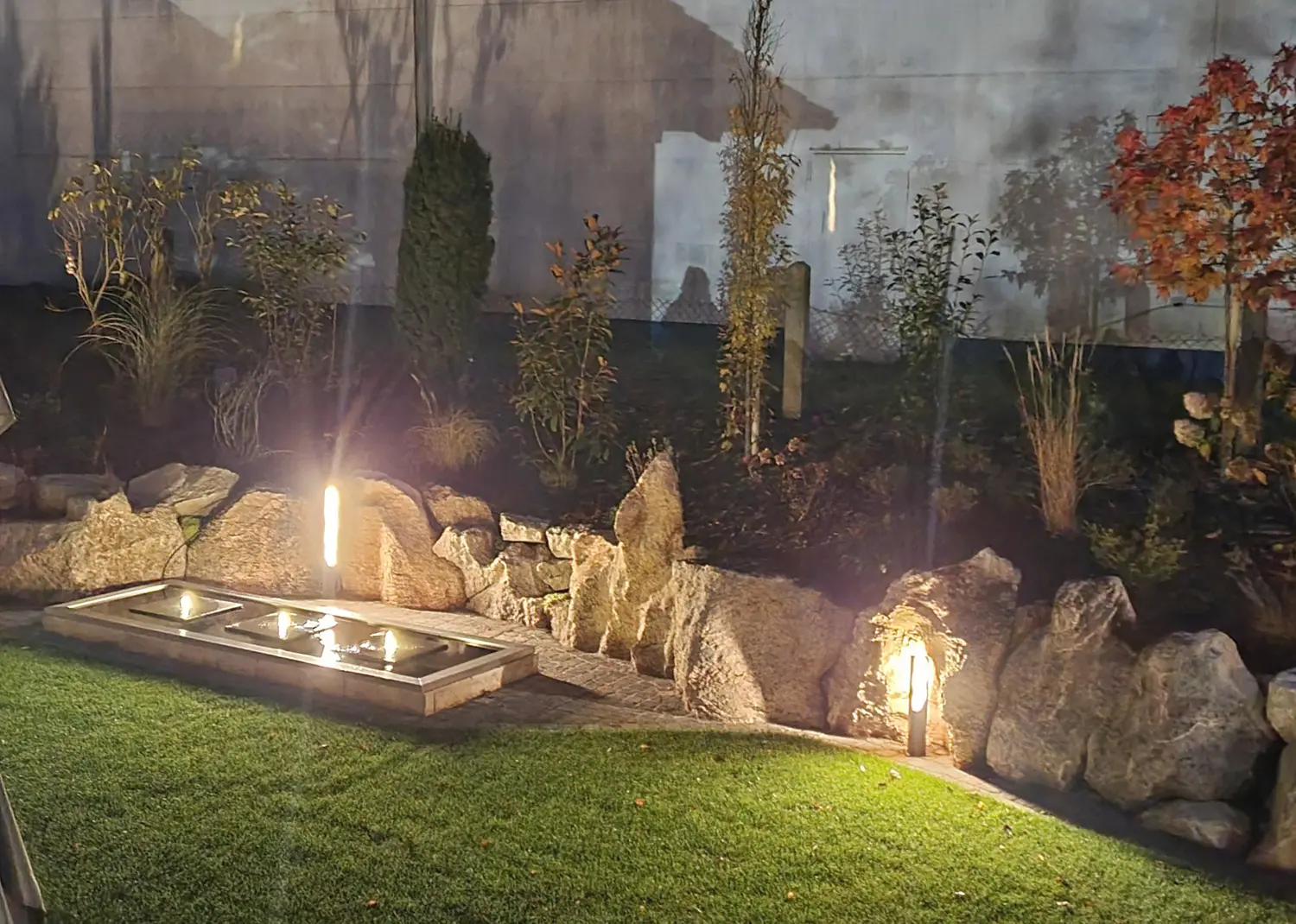 Teichbecken Wassewrbecken mit Wasserspiel Gartenbrunnen Steinbrunnen modern angelegt Garteninspiration