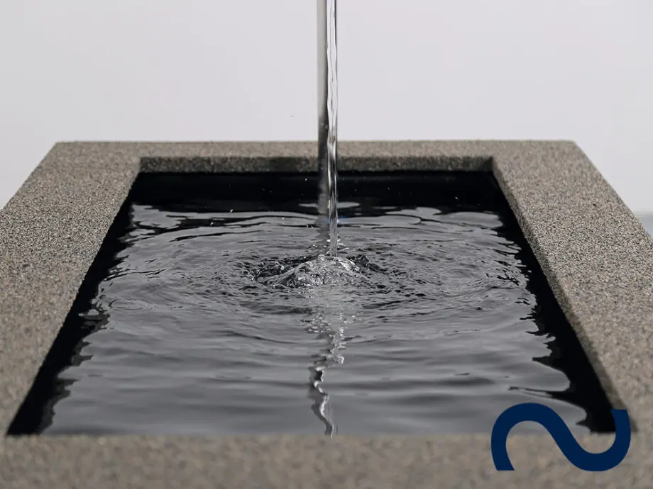 Hochteich, Wasserfall, GFK-Wasserbecken, Gartenbrunnen, Edelstahl, Terrassenteich