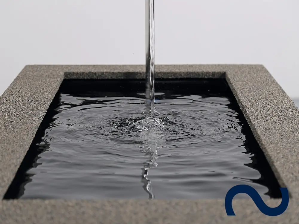 Hochteich, Wasserfall, GFK-Wasserbecken, Gartenbrunnen, Edelstahl, Terrassenteich