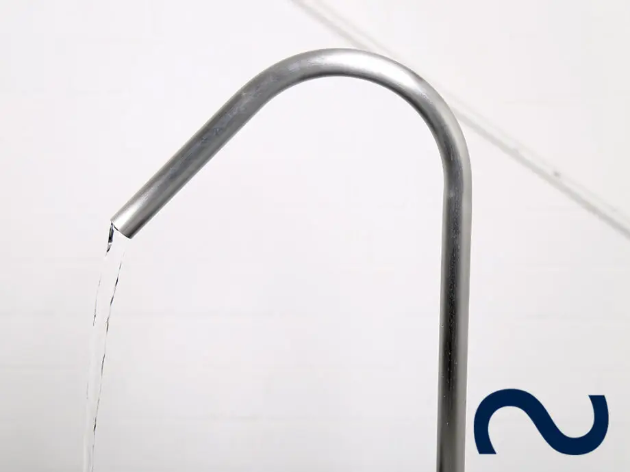 Edelstahl Wasserauslauf Sterzing mit Granitumrandung