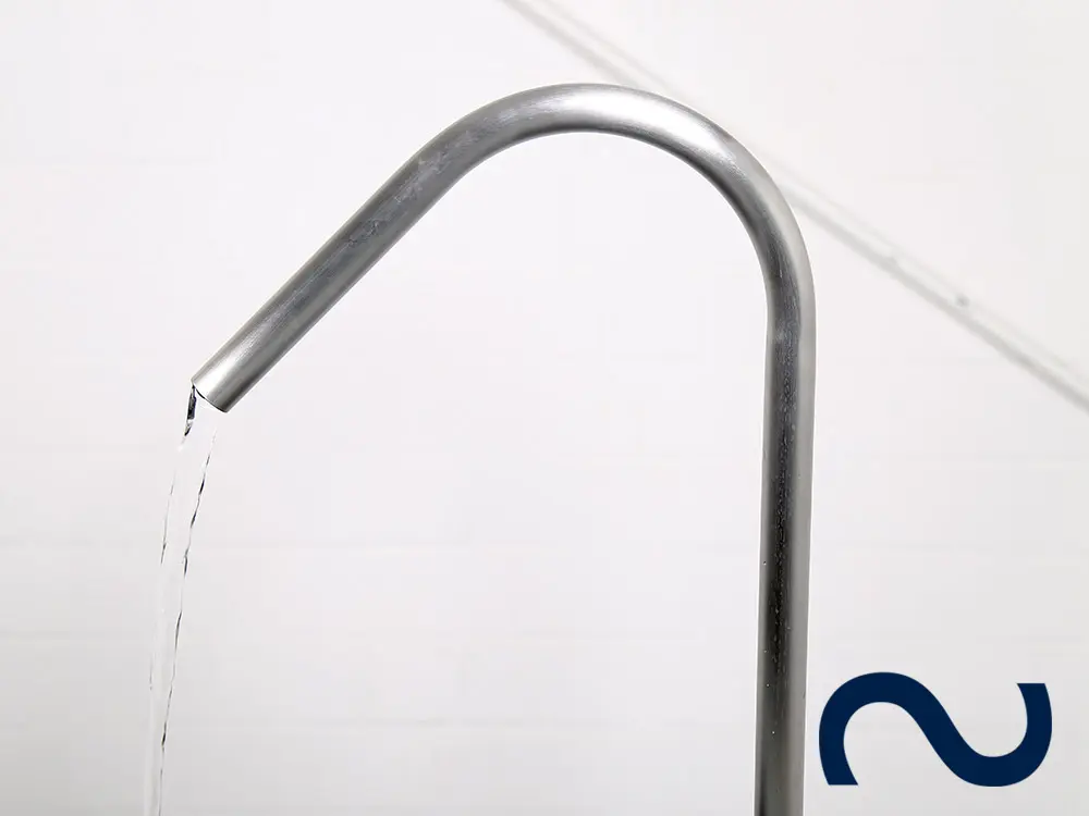 Edelstahl Wasserauslauf Sterzing mit Rostumrandung