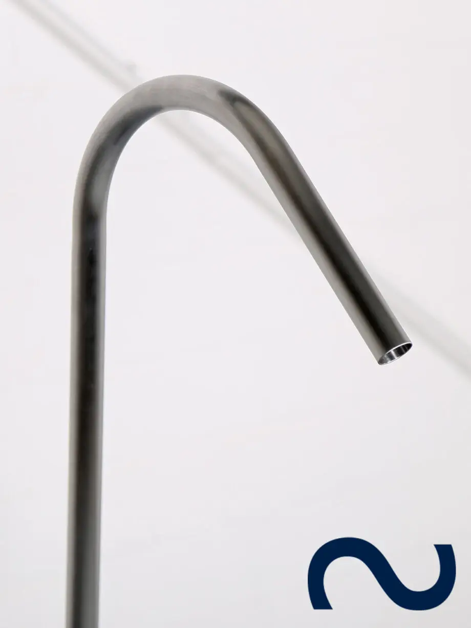 Edelstahl Wasserauslauf Sterzing mit Granitumrandung