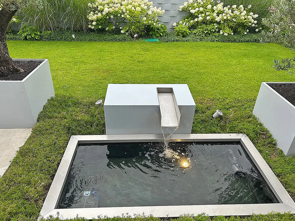 Moderner Gartenwasserfall, Designerbrunnen, Gartenbrunnen, Wasserbecken, Formales Teichbecken, Architektur, Idee, Garten modern