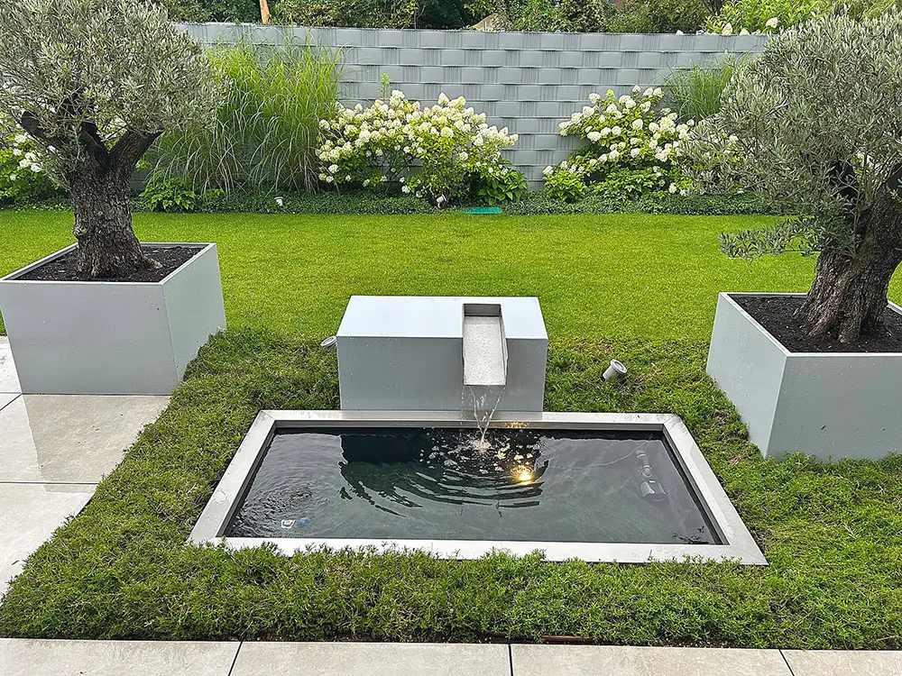 Moderner Gartenwasserfall, Designerbrunnen, Gartenbrunnen, Wasserbecken, Formales Teichbecken, Architektur, Idee, Garten modern