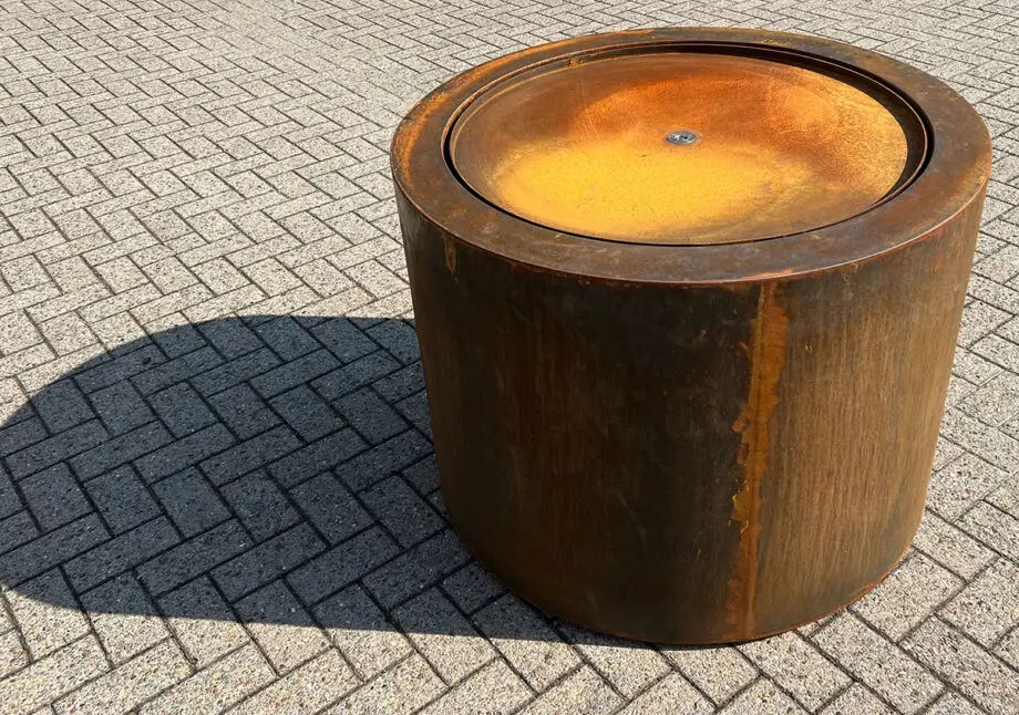 Runder Cortenstahl-Gartenbrunnen oder -Terassenbrunnen in modernem Design.