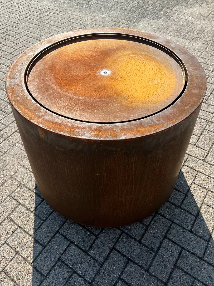 Runder Cortenstahl-Gartenbrunnen oder -Terassenbrunnen in modernem Design.