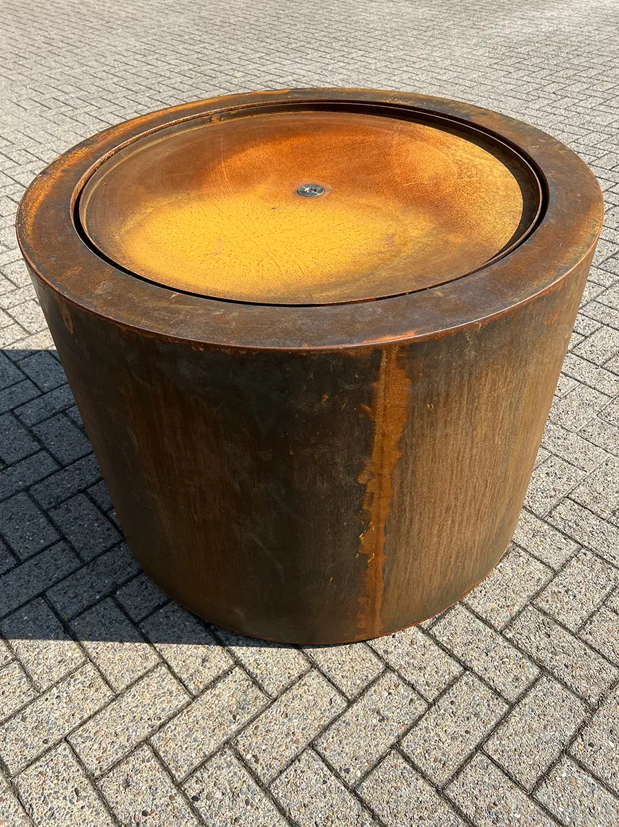 Runder Cortenstahl-Gartenbrunnen oder -Terassenbrunnen in modernem Design.
