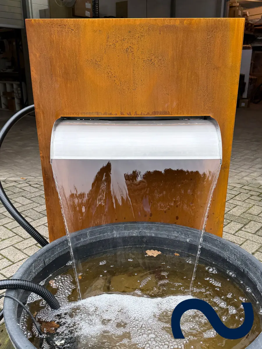Cortenstahl-Wasserfall für die Terrasse oder den Garten.