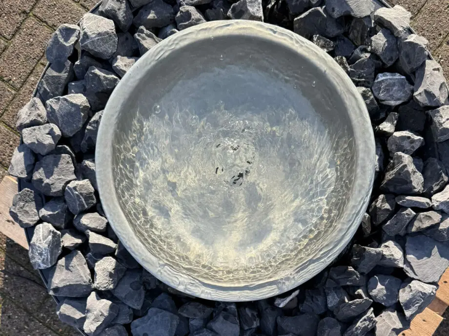 Moderner Zinkbrunnen für den Garten