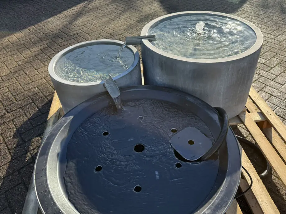 Eleganter Zink-Wasserfall mit Zinkschalen für den Garten.