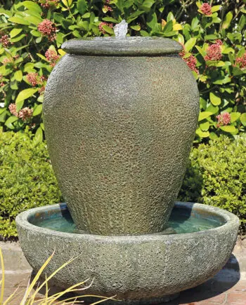 Palermo Keramik-Springbrunnen mit Schale in antiker Krugform, Wasser fließt in die Schale, aufgestellt auf einer Terrasse mit roten Pflastersteinen.