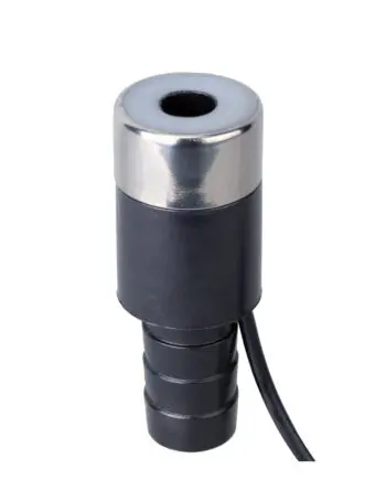 LED-Quellsteinleuchte 30 (warmweiß, 10 Lumen) beleuchtet einen Quellstein in einem Garten bei Dämmerung, mit sanftem Licht und fließendem Wasser.