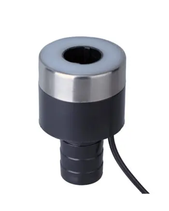 LED-Quellsteinleuchte 50 (warmweiß, 15 Lumen) beleuchtet einen Quellbrunnen in einem Garten bei Nacht, mit sanftem Licht und fließendem Wasser.