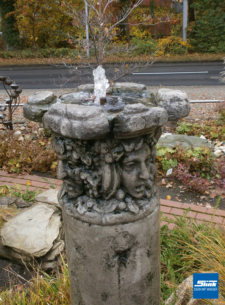 Springbrunnen in Säulenform mit Vierjahreszeitn-Gesichtern - für verträumte Gärten und alte Herrenhäuser.