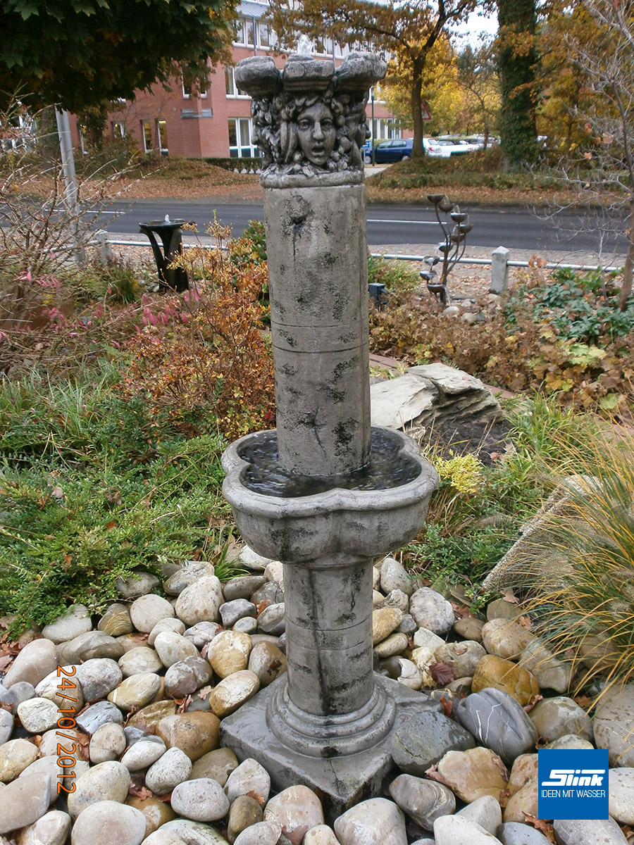 Springbrunnen in Säulenform mit Vierjahreszeitn-Gesichtern - für verträumte Gärten und alte Herrenhäuser.