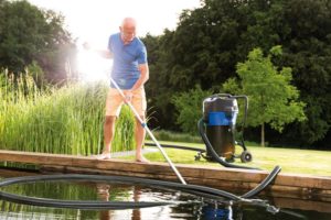 Slink_OASE_Teichsauger_Schlamsauger_PondoVac_Premium_Staubsauger_Gartenteich_Schlamm_Oberflaeche_1