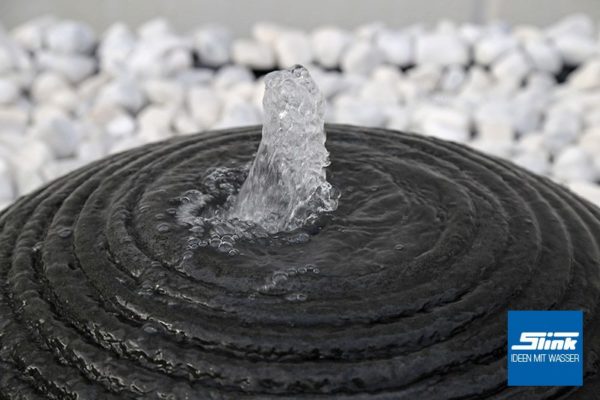 Gartenbrunnen mit Riffeloberfläche geriffelt anthrazit grau Springbrunnen Kugelbrunnen