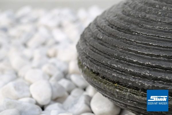 Gartenbrunnen mit Riffeloberfläche geriffelt anthrazit grau Springbrunnen Kugelbrunnen