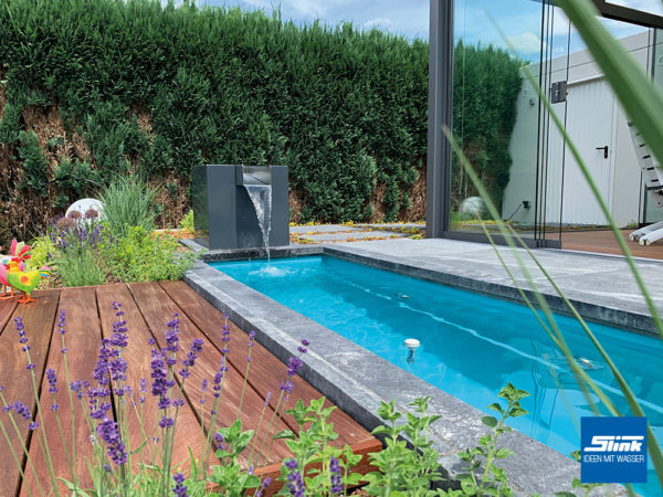 Designer-Wasserfall für den Garten mit GFK-Wasserbecken auf Terrasse