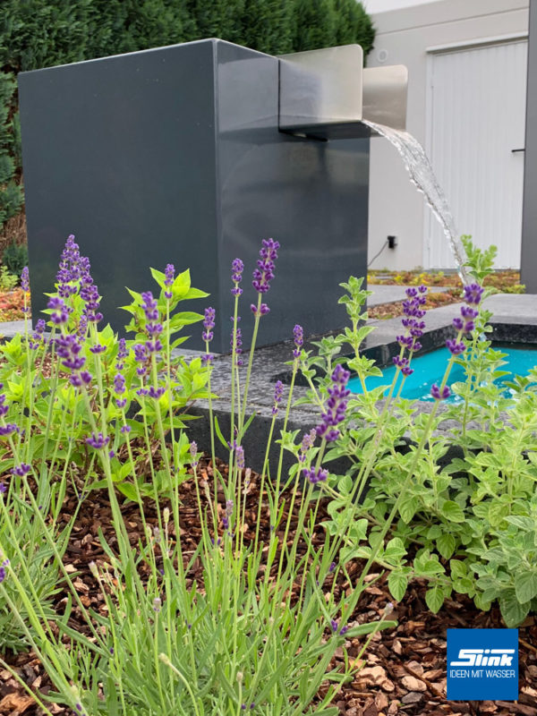 Designer-Wasserfall für den Garten mit GFK-Wasserbecken auf Terrasse