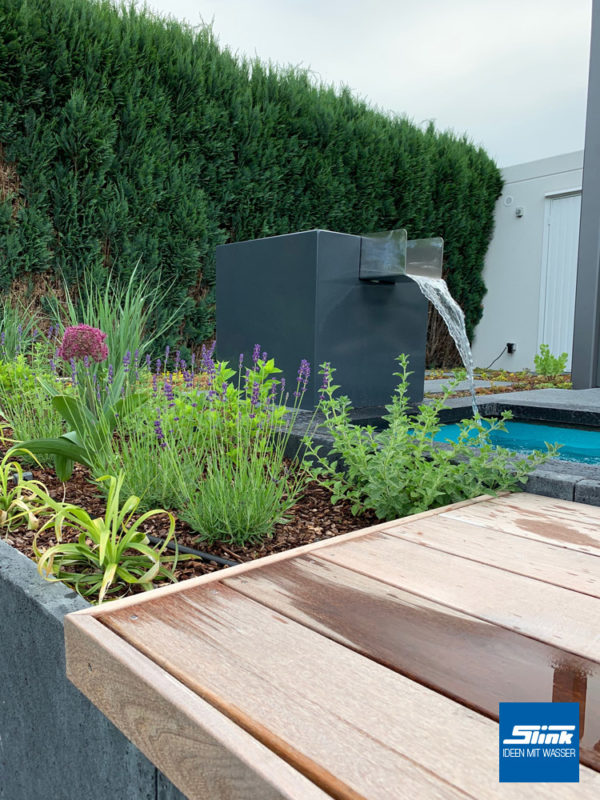 Designer-Wasserfall für den Garten mit GFK-Wasserbecken auf Terrasse