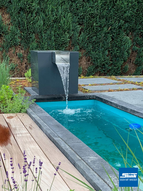 Designer-Wasserfall für den Garten mit GFK-Wasserbecken auf Terrasse