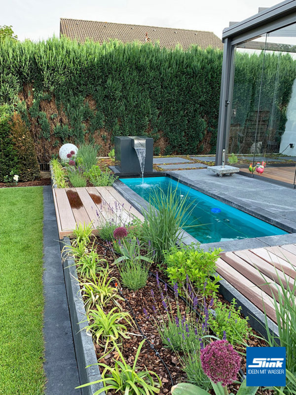 Designer-Wasserfall für den Garten mit GFK-Wasserbecken auf Terrasse